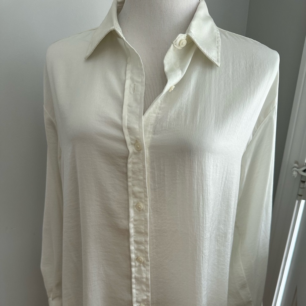 Banana Republic silk women’s shirt - snow day - size M